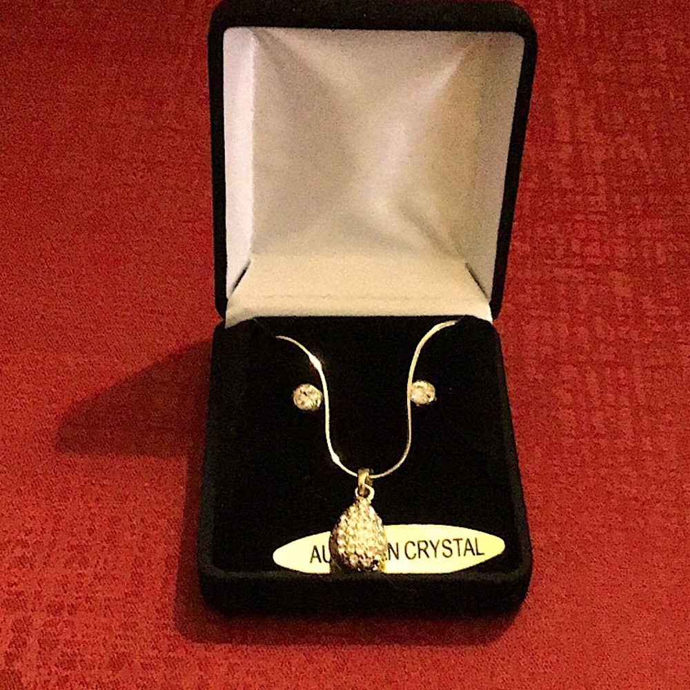 Gorgeous two-piece jewelry set.
